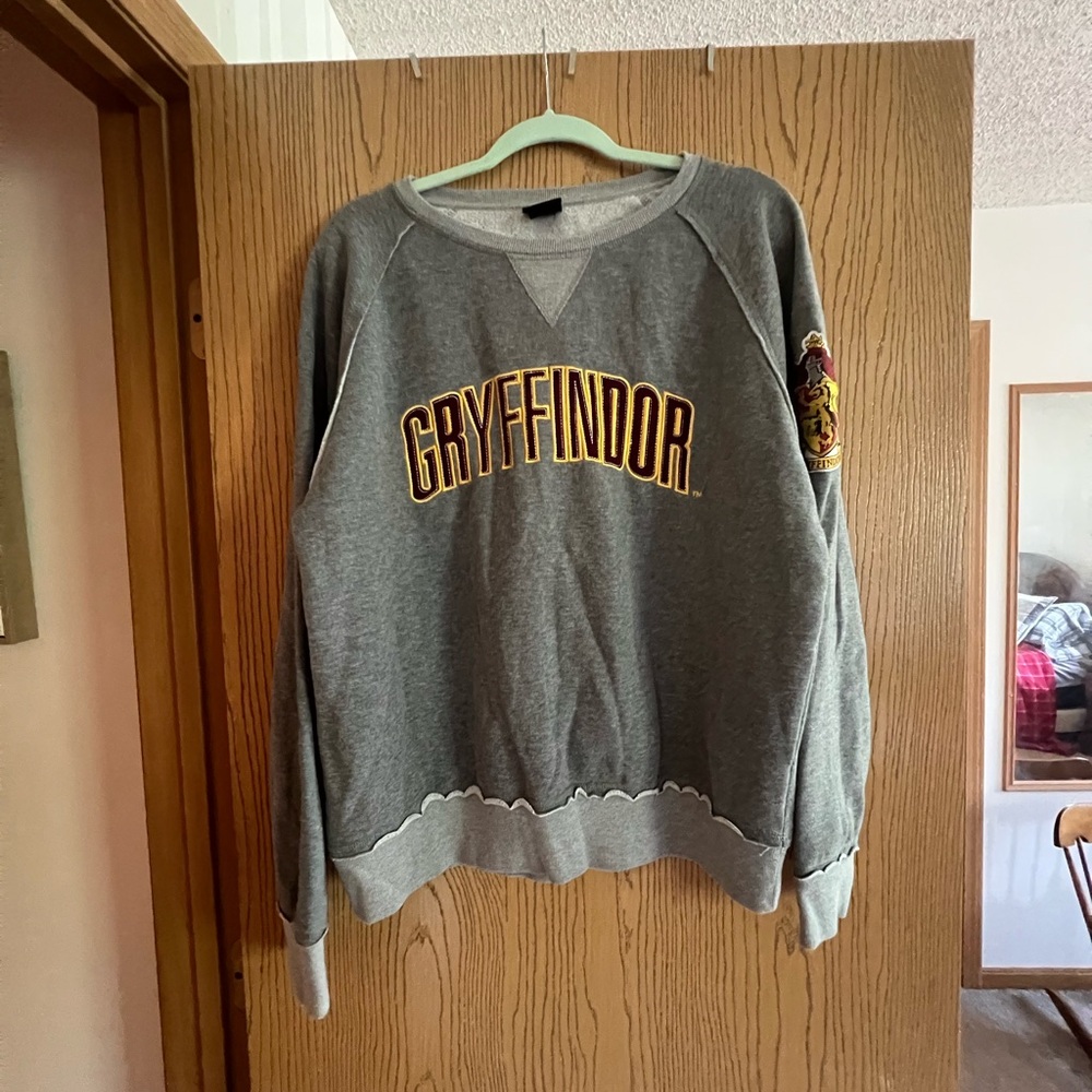 Universal Gray Crewneck Sweater with Yellow Accents